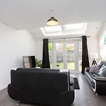 Family Friendly Home With Parking & Garden