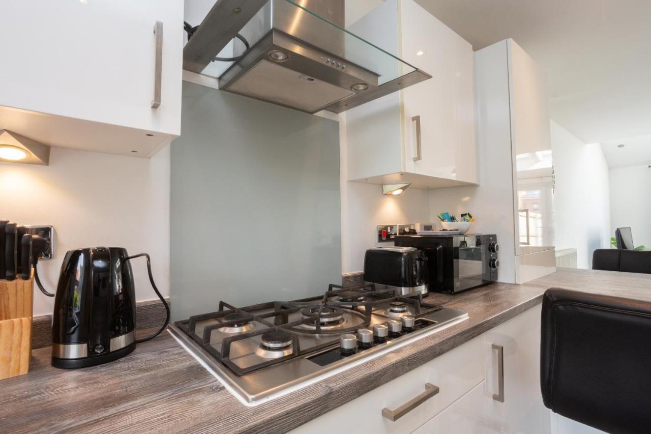 Family Friendly With Parking & Garden Guest house